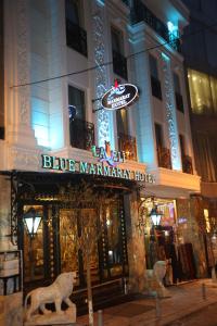 イスタンブールにあるLaleli Blue Marmaray Hotelの青いマリオットの建物