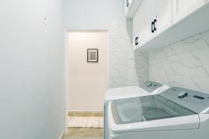 ein weißes Badezimmer mit Waschbecken und Toilette in der Unterkunft Sarita Village Homes in Arusha + 164 Fotos