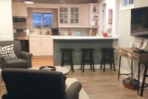 Η κουζίνα ή μικρή κουζίνα στο Quiet Lake View Firepit, Deck, BBQ, 3 Winery Walk +18 φωτογραφίες