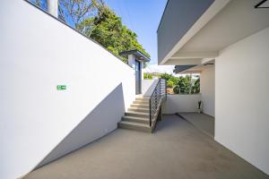 アグアス・デ・リンドイアにあるLoft das Águas, Vista para as Montanhas, 6の白壁の家へ続く階段