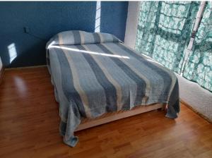 Un pat sau paturi într-o cameră la Cuarto individual centro histórico 300bm +2 fotografii