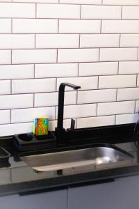 アグアス・デ・リンドイアにあるLoft das Águas, Vista para as Montanhas, 6のトレイにコーヒーマグが置かれたキッチンシンク +28枚の写真