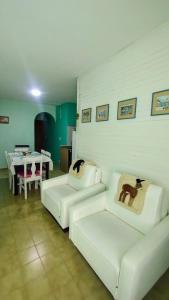 プエルト・マドリンにあるDepartamento céntricoのリビングルーム(白いソファ2台、テーブル付)
