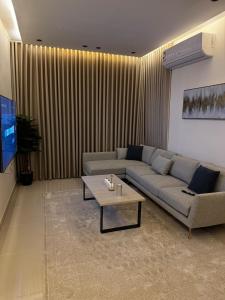 Una sala de estar con un sofá y una mesa de café. en Luxury Apartment in Riyadh, en Riad