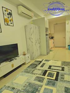 un grand salon avec une télévision et un grand tapis dans l'établissement I-City I-Soho Studio Best Cozy BASRI PROPERTI, à Shah Alam