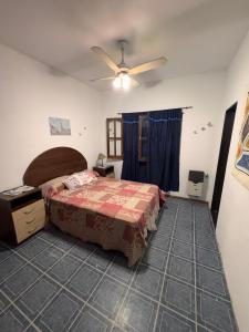 a bedroom with a bed and a ceiling fan at Casa Cento in Santa Rosa de Calamuchita