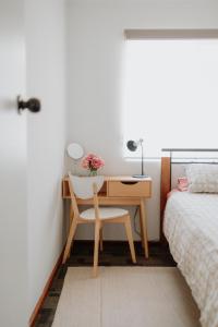 une chambre avec un bureau, un lit et un bureau avec une chaise dans l'établissement Serene Stay Near Perth & Freo, à Bicton