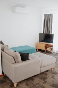 un salon avec un canapé blanc et une télévision dans l'établissement Serene Stay Near Perth & Freo, à Bicton 16 autres photos