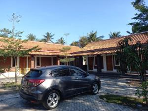 a car parked in front of a house at Niti Guest House in Tegalan +13 photos