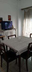 une table à manger avec des chaises, une table et une télévision dans l'établissement SANTA FE 2061 2° 7, MAR DEL PLATA, à Mar del Plata