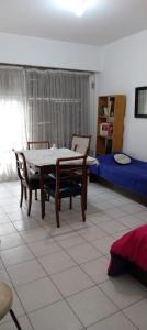- une salle à manger avec une table, des chaises et un lit dans l'établissement SANTA FE 2061 2° 7, MAR DEL PLATA, à Mar del Plata
