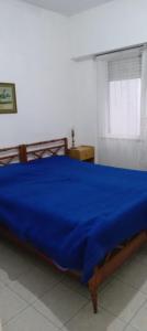 - un lit avec une couverture bleue dans l'établissement SANTA FE 2061 2° 7, MAR DEL PLATA, à Mar del Plata 17 autres photos