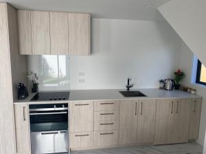 Dapur atau dapur kecil di Beachside apartment New Brighton