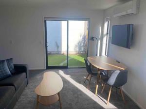 Televisyen dan/atau pusat hiburan di Beachside apartment New Brighton