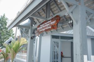 un cartello sul lato di un edificio di LuangPrabang Orient Boutique Hotel a Luang Prabang