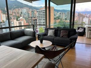 un salon avec un canapé et une table dans l'établissement Amazing 3 bedroom near Provenza- El Poblado 701, à Medellín