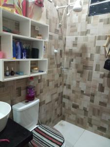 ein Badezimmer mit Toilette und Waschbecken in der Unterkunft Casa em Milagres in São Miguel dos Milagres