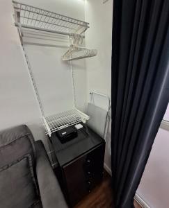 a room with a couch and a desk with a mirror at Studio tipuana, varandinha aberta com rede in Brasilia +21 photos