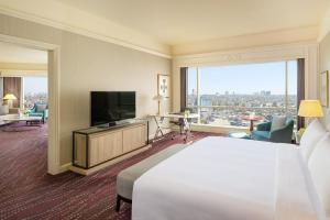 TV a/nebo společenská místnost v ubytování JW Marriott Hotel Surabaya