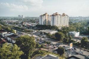 une vue aérienne d'une ville avec circulation et bâtiments dans l'établissement Platino Hermès Palette 3BR 6pax nr Paradigm mall by Our Stay, à Johor Bahru