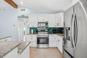 Kuchyň nebo kuchyňský kout v ubytování Waterfront Family Compound - Free Golf Cart, Paddleboards, Heated Pool, Golden Tee 2025 Arcade Game + 55 fotografií