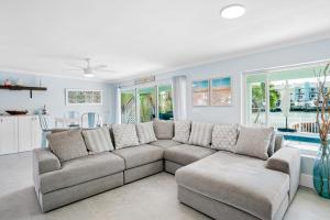 Posezení v ubytování Waterfront Family Compound - Free Golf Cart, Paddleboards, Heated Pool, Golden Tee 2025 Arcade Game