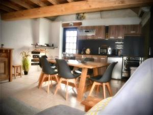 Η κουζίνα ή μικρή κουζίνα στο Gîte charmant avec climatisation, parking et terrasse privée près de Saint-Amand-les-Eaux - FR-1-510-147