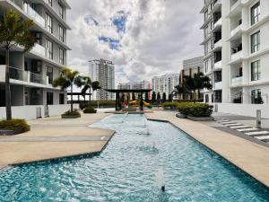 une piscine au milieu d'un immeuble dans l'établissement Platino Hermès Palette 3BR 6pax nr Paradigm mall by Our Stay, à Johor Bahru