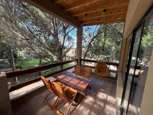 Santa TeresitaにあるBrisas del Jaguel Depto 6のポーチ(木製テーブル、椅子付)