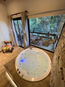 Santa TeresitaにあるBrisas del Jaguel Depto 6の大きな窓のある客室で、大きなバスタブが備わります。 +25枚の写真