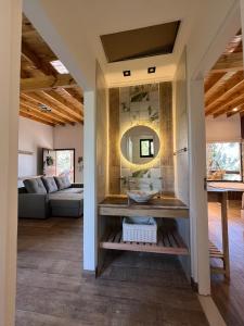 Santa TeresitaにあるBrisas del Jaguel Depto 6のバスルーム(シンク付)が備わるリビングルームです。