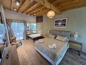 Santa TeresitaにあるBrisas del Jaguel Depto 6のベッドルーム(大型ベッド1台、バスタブ付)