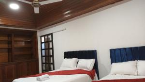 - une chambre avec deux lits et un plafond dans l'établissement Prado alto inn, à Barranquilla