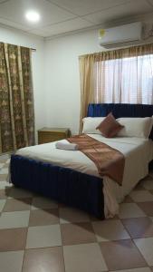 une chambre avec un grand lit dans une pièce dans l'établissement Prado alto inn, à Barranquilla 2 autres photos