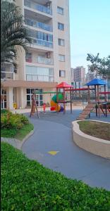 un parco giochi con giochi per bambini di Cond Twice Guaruja Sp a Guarujá