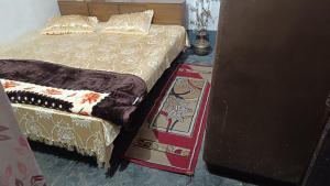 PrayagrajSarkar Homestay的一间卧室,配有两张相邻的床