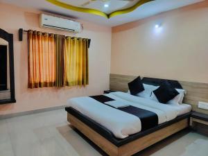 Hotel Sachidanand-Walkable distance from Temple客房内的一张或多张床位