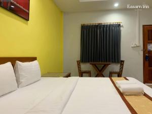 Postel nebo postele na pokoji v ubytování โรงแรมอีสานอินน์ ยโสธร - Easarninn Yasothorn