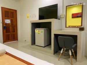 TV a/nebo společenská místnost v ubytování โรงแรมอีสานอินน์ ยโสธร - Easarninn Yasothorn