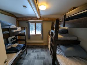 Postel nebo postele na pokoji v ubytování HI Nordegg - Hostel