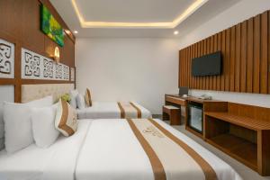 TV a/nebo společenská místnost v ubytování Prague Da Nang Beach Hotel