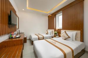 TV a/nebo společenská místnost v ubytování Prague Da Nang Beach Hotel