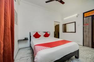 Rúm í herbergi á Hotel O JNTU college Near LULU mall, KPHB Colony.