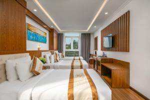 Postel nebo postele na pokoji v ubytování Prague Da Nang Beach Hotel
