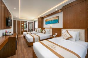 Postel nebo postele na pokoji v ubytování Prague Da Nang Beach Hotel