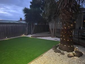3 BR villa in Werribee near to Werribee CBD外面的花园