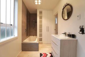 Ένα μπάνιο στο Groovy on Grey