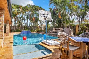 Piscina de la sau aproape de Sunny Paradise w Saltwater Pool Hot Tub Grill Sunrise