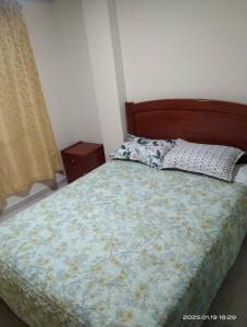 1 dormitorio con cama, almohada y ventana en Hotel Nariño Confort, en Pasto