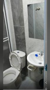 un baño con inodoro y lavabo en Hotel Nariño Confort, en Pasto